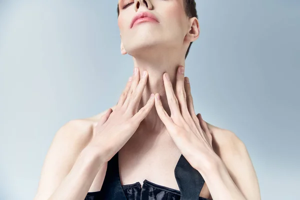 Portrét Teplejší Modelka Make Upem Dotýkajícím Krku Pózující Šedé Krásné — Stock fotografie