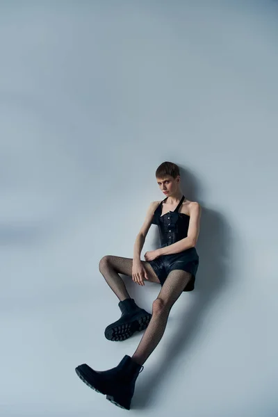 Androgynes Model Korsett Shorts Und Netzstrumpfhosen Posiert Vor Grauem Hintergrund — Stockfoto