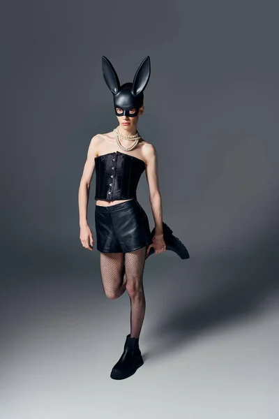 Androgyn Modell Korsett Poserar Bdsm Kanin Mask Grå Queer Mode — Stockfoto
