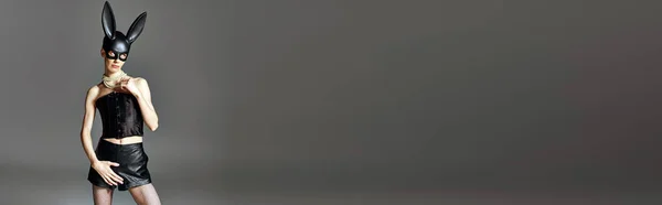Queer Model Schwarzem Korsett Posiert Bdsm Hasenmaske Auf Grau Perlenkette — Stockfoto