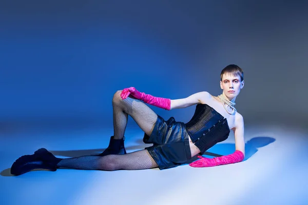Queer Model Vet Outfit Roze Handschoenen Poseren Blauwe Achtergrond Shorts — Stockfoto