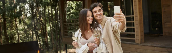 Lächelndes Paar Mit Wein Selfie Auf Smartphone Der Nähe Von — Stockfoto