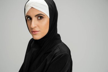 İş kadınının vesikalık fotoğrafı ve gri üzerine siyah ceket.