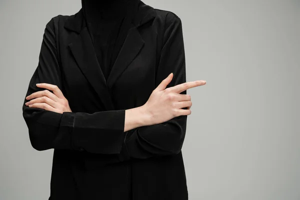 Siyah Ceketli Müslüman Kadınının Gri Kollarıyla Poz Verişi Kendine Güven — Stok fotoğraf