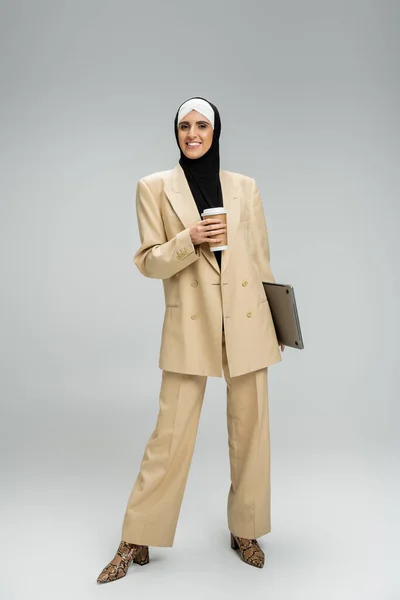 Vrolijke Moslim Zakenvrouw Hijab Beige Pak Staan Met Afhaaldrankje Laptop — Stockfoto