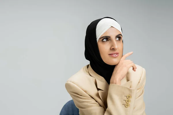Donna Affari Musulmana Alla Moda Hijab Blazer Beige Seduta Distogliendo — Foto Stock