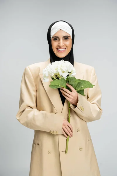 Radostná Muslimská Obchodnice Hidžábu Béžové Sako Drží Bílé Hortenzie Květiny — Stock fotografie