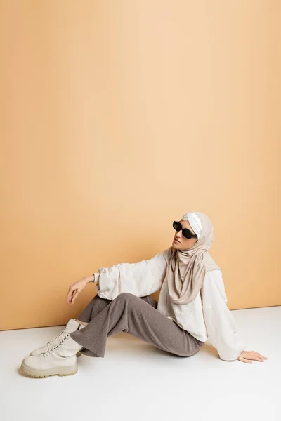 Μοντέρνα Μουσουλμάνα Γυναίκα Μαντίλα Γυαλιά Ηλίου Και Casual Ενδυμασία Κάθεται — Φωτογραφία Αρχείου