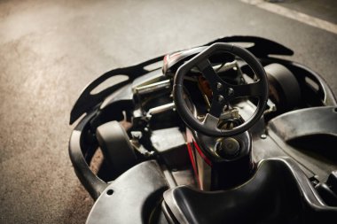 Yarış arabasının üst görüntüsü, siyah direksiyonlu motorlu yarış aracı, karting ve yarış