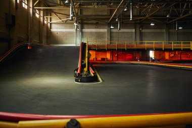 Zorluk ve motivasyon kavramı olarak karting devre eğrisi, motor sporu ve kapalı alan pisti