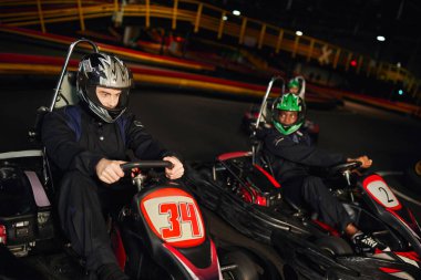 çok kültürlü yarışçılar kapalı devre, hız yarışları ve motor sporlarında go kart kullanıyorlar.