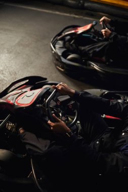 İki farklı go kart yarışçısının kapalı devre, hız yarışları ve motor sporlarında üst görünümü