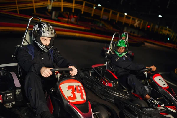 Competitori Multiculturali Che Guidano Kart Circuito Indoor Speed Racing Motorsport — Foto Stock