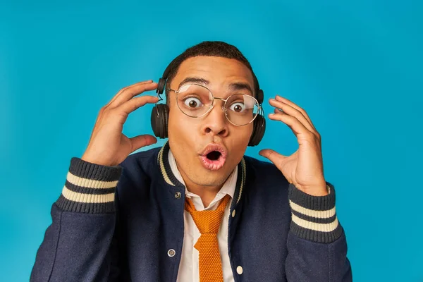Beeindruckt Afrikanisch Amerikanischer Student Mit Brille Und Kopfhörer Mit Offenem — Stockfoto