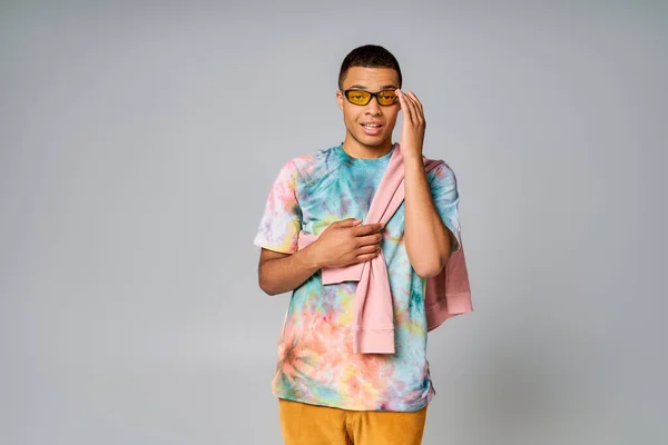 Μοντέρνος Αφροαμερικάνος Πορτοκαλί Παντελόνι Και Shirt Tie Dye Που Προσαρμόζει — Φωτογραφία Αρχείου