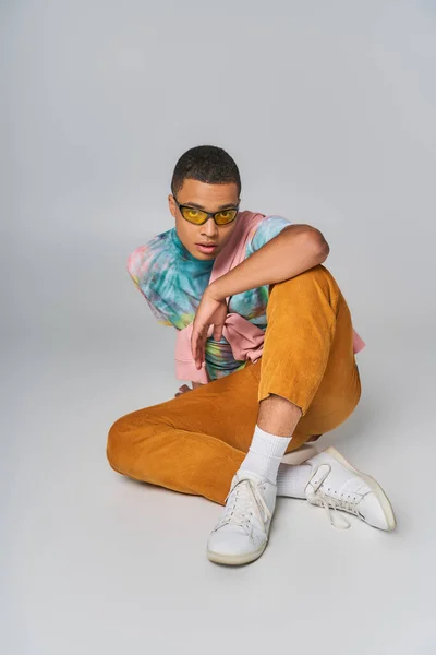 Trendig Afrikansk Amerikansk Man Solglasögon Tie Dye Shirt Orange Byxor — Stockfoto