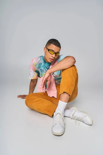 Modern Afrikansk Amerikansk Man Solglasögon Orange Byxor Slips Färg Shirt — Stockfoto