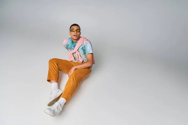 Afrikansk Amerikansk Mann Oransje Bukser Slipsfarget Skjorte Solbriller Kamera Grå – stockfoto