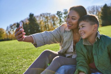 Bağlanma ve sevgi, Afrikalı Amerikalı anne oğluyla, kadınıyla ve oğluyla selfie çekiyor, sonbahar, sonbahar