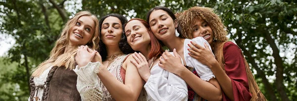 Vista Ángulo Bajo Mujeres Interracial Positivas Trajes Boho Abrazándose Centro — Foto de Stock