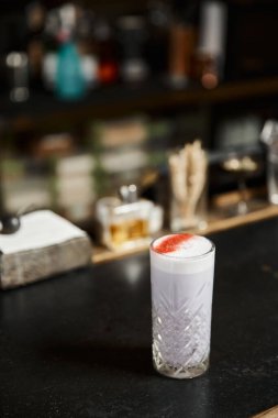 Bar tezgahında tarçınlı lezzetli sütlü punç ve klasik kokteyl sanatları.