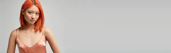 Портрет Красивой Молодой Азиатки Шелковом Платье Позирующем Сером Фоне Баннер — стоковое фото