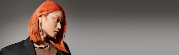 Портрет Привлекательной Азиатской Женщины Рыжими Волосами Пирсингом Глядя Сторону Сером — стоковое фото