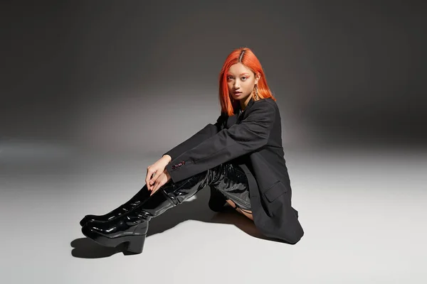 Full Length Asian Woman Latex Boots Dark Blazer Κάθεται Γκρι — Φωτογραφία Αρχείου