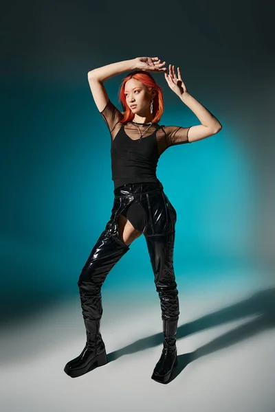 Volledige Lengte Aziatische Vrouw Poseren Zwart Latex Hoge Laarzen Transparante — Stockfoto