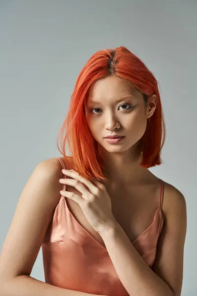 Elegant Och Ung Asiatisk Kvinna Pastell Rosa Slip Klänning Poserar — Stockfoto