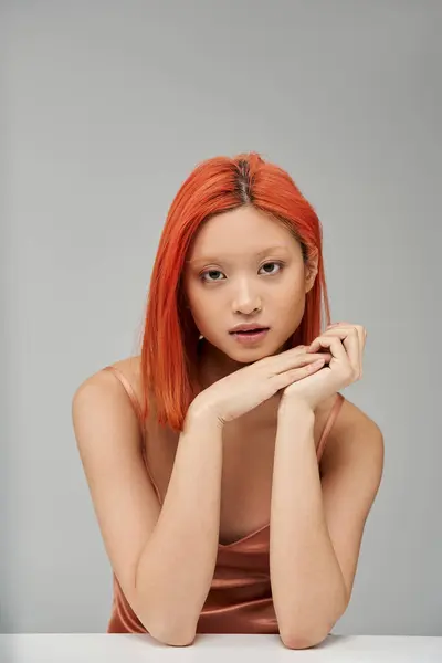 Fängslande Och Ung Asiatisk Kvinna Pastell Rosa Slip Klänning Tittar — Stockfoto