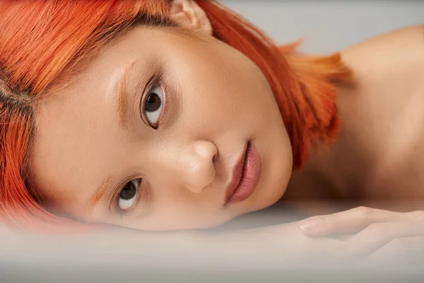 Närbild Porträtt Delikat Asiatisk Kvinna Med Perfekt Hud Poserar Grå — Stockfoto