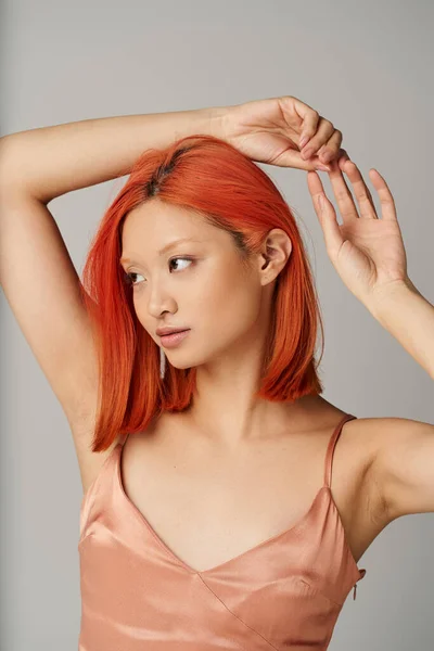 Elegant Ung Asiatisk Kvinna Med Perfekt Hud Poserar Silke Slip — Stockfoto