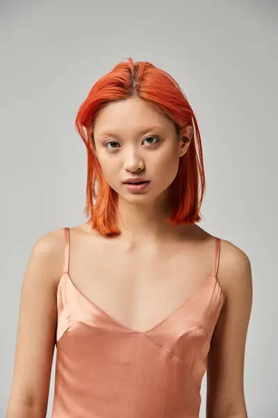 Jeugdige Aziatische Vrouw Met Perfecte Huid Poseren Pastel Zijde Slip — Stockfoto