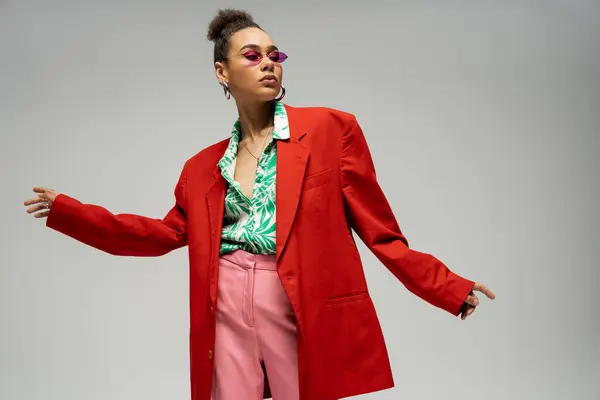 Selbstbewusste Afroamerikanerin Mit Pinkfarbener Brille Und Trendiger Lebendiger Kleidung Posiert — Stockfoto