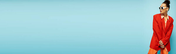 модная африканская американская модель в модных солнцезащитных очках и смелых нарядах позирующая на синем фоне, баннер