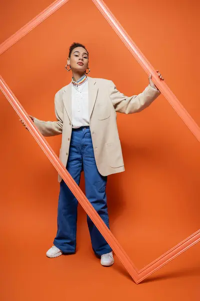 Grazioso Modello Moda Afroamericano Abbigliamento Elegante Accessori Con Cornice Arancione — Foto Stock