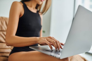 Laptop kullanarak serbest çalışan ve fasulye koltuğu, uzaktan çalışma ve ev ofis konsepti üzerinde oturan
