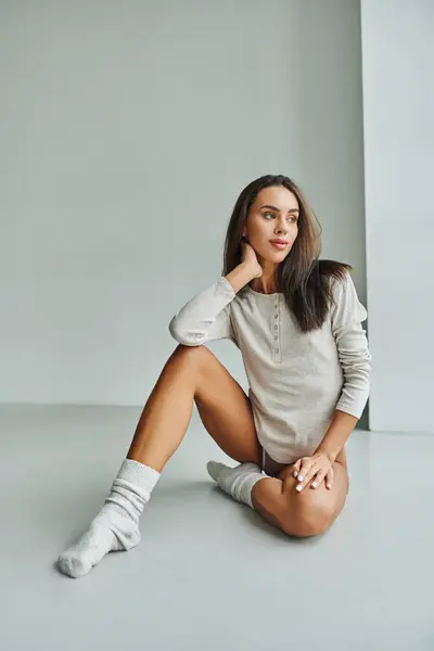 Jonge Vrouw Sokken Shirt Met Lange Mouwen Zittend Vloer Thuis — Stockfoto