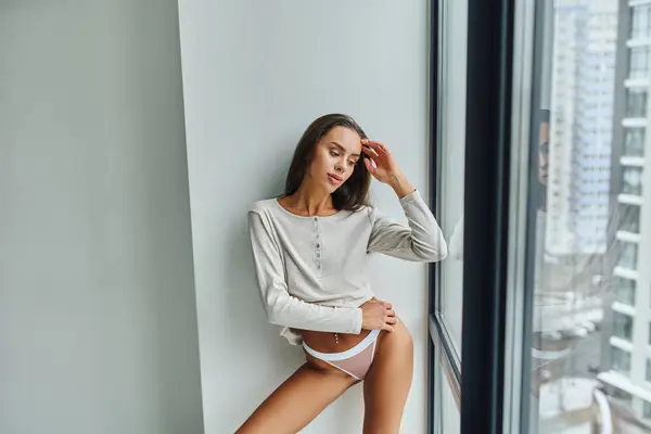 Esmer Uzun Kollu Gömlek Külotlu Seksi Kadın Panoramik Pencerenin Yanında — Stok fotoğraf