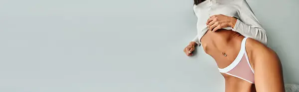 床に横たわるピアスベリー パンティー ロングスリーブ バナー付き情熱的な女性の見た目 — ストック写真