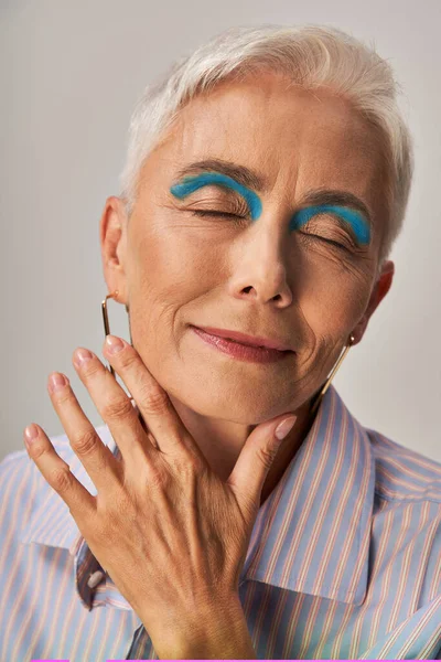 Mujer Madura Positiva Con Pelo Corto Plateado Delineador Azul Posando — Foto de Stock