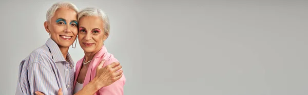 Vanidad Estilo Justo Felices Modelos Senior Traje Azul Rosa Abrazando — Foto de Stock