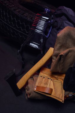 Sırt çantasının yanındaki su şişesi, battaniye ve lastik terk edilmiş yeraltı tünelinde, felaket sonrası hayatta kalma.