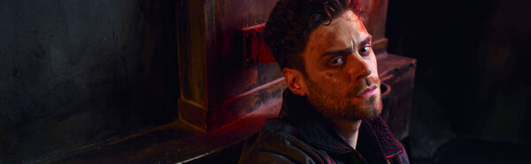 портрет вдумчивого человека с небритым лицом в темноте метро после катастрофы, баннер