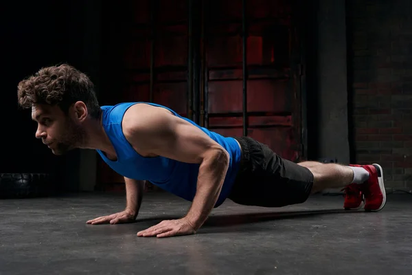 Concentrated Man Blue Tank Top Training Plank Pose Darkness Night — Stock Photo, Image