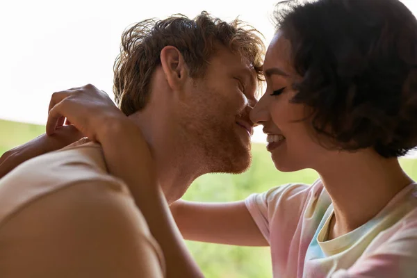 Nahaufnahme Eines Glücklichen Interrassischen Paares Das Sich Hause Küsst Und — Stockfoto