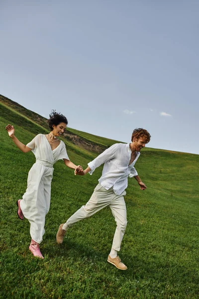Uppriktig Bild Glada Unga Nygifta Bröllopsklänning Körs Grönt Fält Bara — Stockfoto