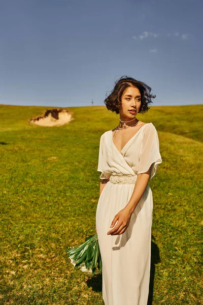 Brunette Asiatique Femme Dans Boho Style Robe Mariée Tenant Des — Photo