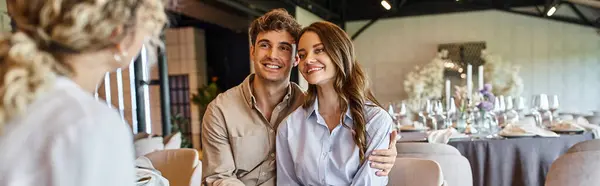 Lächelndes Paar Blickt Verschwommenen Eventmanager Und Sitzt Festlichen Tisch Hochzeitssaal — Stockfoto